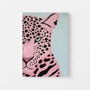 Maak een statement in je interieur met deze trendy poster van een roze luipaard. De gedurfde kleuren en grafische stijl geven het ontwerp een moderne, speelse uitstraling en maken het een echte eyecatcher aan de muur. Geprint op 250 grams premium satin papier voor een luxe look en heldere details – perfect voor een stoere en stijlvolle woonruimte.