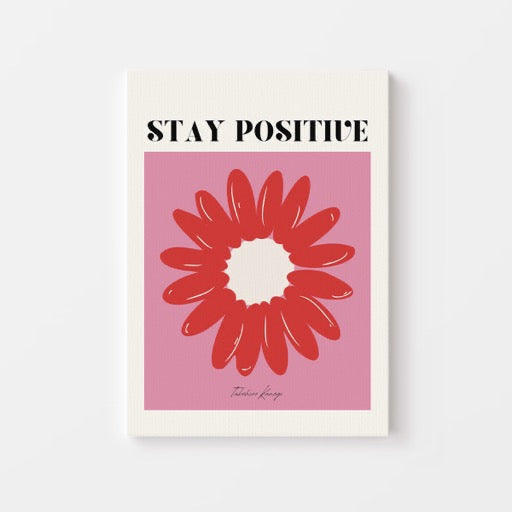 Laat je inspireren door deze vrolijke Stay Positive poster met een opvallende rode bloem op een roze achtergrond. Het speelse ontwerp en de motiverende tekst brengen kleur en positiviteit in elke ruimte. Geprint op 250 grams premium satin papier voor een luxe uitstraling en heldere details – perfect als eyecatcher in je woonkamer, kantoor of slaapkamer.
