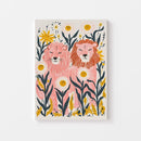 Breng een speelse en vrolijke sfeer in huis met deze kleurrijke poster van twee roze leeuwen tussen veldbloemen en madeliefjes. Het unieke, illustratieve ontwerp combineert krachtige dieren met zachte kleuren en past perfect in een modern, creatief interieur. Geprint op 250 grams premium satin papier voor een luxe uitstraling en heldere details – ideaal als eyecatcher voor elke muur.
