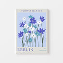 Breng een vleugje Europese flair in huis met de Berlin Flower Market Poster. Dit minimalistische ontwerp met blauwe en witte bloemen straalt frisheid en elegantie uit, perfect voor een Scandinavisch of modern interieur. Een tijdloze print die een rustige en stijlvolle sfeer toevoegt aan je woonkamer, slaapkamer of kantoor.