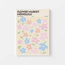 Breng een vleugje zomerse sfeer in huis met deze kleurrijke Flower Market Honolulu poster. Het speelse ontwerp met abstracte bloemen in zachte pastelkleuren en retro typografie geeft je interieur een frisse en trendy uitstraling. Geprint op 250 grams premium satin papier voor een luxe afwerking en heldere details – perfect voor liefhebbers van botanische en grafische wanddecoratie.
