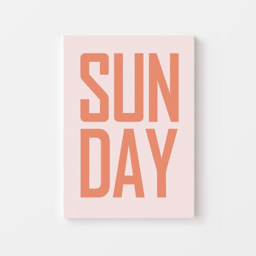 Voeg een speelse en moderne touch toe aan je interieur met deze typografische Sunday poster in frisse perzikkleur op een zachtroze achtergrond. Het minimalistische ontwerp straalt rust en positiviteit uit en past perfect in een Scandinavisch of modern interieur. Geprint op 250 grams premium satin papier voor een luxe uitstraling en haarscherpe details – ideaal om je muur op te fleuren.