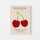 Geef je interieur een artistieke en minimalistische touch met deze Matisse-achtige Papiers Découpés poster met kersen. Het eenvoudige maar krachtige ontwerp in rood en groen op een neutrale achtergrond brengt een moderne, grafische look aan je muur. Geprint op 250 grams premium satin papier voor een luxe uitstraling en haarscherpe details – perfect voor liefhebbers van kunstposters en minimalistische wanddecoratie.