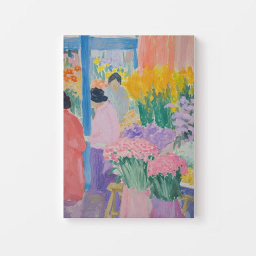 Breng een vleugje impressionistische charme in huis met deze kleurrijke poster van een levendige bloemenmarkt. De zachte penseelstreken in roze, geel, groen en paars tonen een sfeervol tafereel van bloemen en bezoekers en geven je interieur een artistieke, vrolijke uitstraling. Geprint op 250 grams premium satin papier voor een luxe afwerking en heldere details – perfect voor liefhebbers van kunst en bloemrijke wanddecoratie.