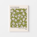 Voeg een trendy en grafische touch toe aan je interieur met deze Southbank London poster uit 2024. Het speelse patroon van abstracte bloemen in crème op een olijfgroene achtergrond geeft een moderne, creatieve uitstraling aan elke muur. Geprint op 250 grams premium satin papier voor een luxe afwerking en haarscherpe details – ideaal voor liefhebbers van eigentijdse wanddecoratie met een stedelijk tintje.