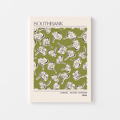 Voeg een trendy en grafische touch toe aan je interieur met deze Southbank London poster uit 2024. Het speelse patroon van abstracte bloemen in crème op een olijfgroene achtergrond geeft een moderne, creatieve uitstraling aan elke muur. Geprint op 250 grams premium satin papier voor een luxe afwerking en haarscherpe details – ideaal voor liefhebbers van eigentijdse wanddecoratie met een stedelijk tintje.