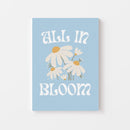 Geef je interieur een frisse en optimistische uitstraling met deze All in Bloom poster. Het vrolijke ontwerp met witte madeliefjes op een zachte blauwe achtergrond en retro typografie brengt een zomerse, feel-good sfeer in elke ruimte. Geprint op 250 grams premium satin papier voor een luxe afwerking en haarscherpe details – ideaal voor liefhebbers van bloemenposters en positieve wanddecoratie.