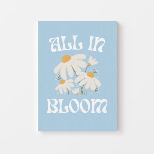 Geef je interieur een frisse en optimistische uitstraling met deze All in Bloom poster. Het vrolijke ontwerp met witte madeliefjes op een zachte blauwe achtergrond en retro typografie brengt een zomerse, feel-good sfeer in elke ruimte. Geprint op 250 grams premium satin papier voor een luxe afwerking en haarscherpe details – ideaal voor liefhebbers van bloemenposters en positieve wanddecoratie.