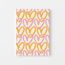 Geef je interieur een speels en vrolijk accent met deze hartjesposter in roze en oranje tinten. Het herhalende patroon van handgetekende harten op een zachte achtergrond brengt warmte en positiviteit in elke ruimte. Geprint op 250 grams premium satin papier voor een luxe afwerking en heldere details – perfect als decoratie voor de woonkamer, slaapkamer of kinderkamer.