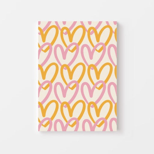 Geef je interieur een speels en vrolijk accent met deze hartjesposter in roze en oranje tinten. Het herhalende patroon van handgetekende harten op een zachte achtergrond brengt warmte en positiviteit in elke ruimte. Geprint op 250 grams premium satin papier voor een luxe afwerking en heldere details – perfect als decoratie voor de woonkamer, slaapkamer of kinderkamer.