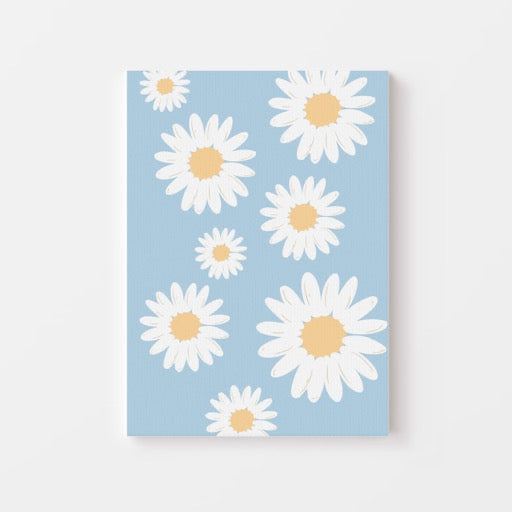 Breng een frisse en zomerse sfeer in huis met deze poster vol witte madeliefjes op een zachte blauwe achtergrond. Het speelse patroon straalt vrolijkheid en lichtheid uit en past perfect in een modern, Scandinavisch of boho interieur. Geprint op 250 grams premium satin papier voor een luxe afwerking en heldere details – ideaal voor liefhebbers van bloemenposters en frisse wanddecoratie.