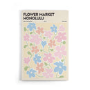 Breng een vleugje zomerse sfeer in huis met deze kleurrijke Flower Market Honolulu poster. Het speelse ontwerp met abstracte bloemen in zachte pastelkleuren en retro typografie geeft je interieur een frisse en trendy uitstraling. Geprint op 250 grams premium satin papier voor een luxe afwerking en heldere details – perfect voor liefhebbers van botanische en grafische wanddecoratie.