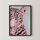 Maak een statement in je interieur met deze trendy poster van een roze luipaard. De gedurfde kleuren en grafische stijl geven het ontwerp een moderne, speelse uitstraling en maken het een echte eyecatcher aan de muur. Geprint op 250 grams premium satin papier voor een luxe look en heldere details – perfect voor een stoere en stijlvolle woonruimte.