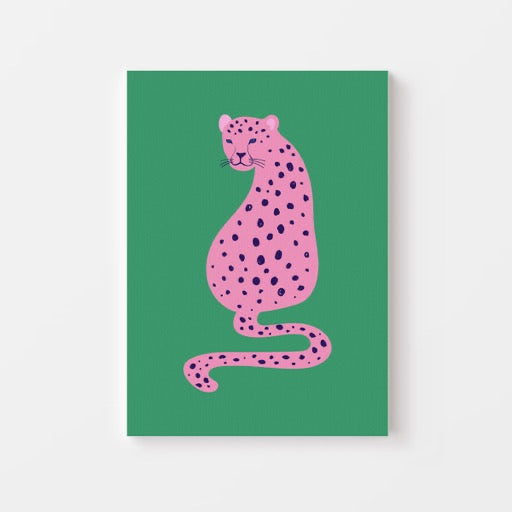 Deze Roze Luipaard Poster is een echte eyecatcher voor ieder interieur. De combinatie van een felroze luipaard met donkerblauwe stippen tegen een diepgroene achtergrond geeft een gedurfde, moderne jungle vibe. Perfect voor wie houdt van kleurrijke, trendy wanddecoratie met een speelse twist.