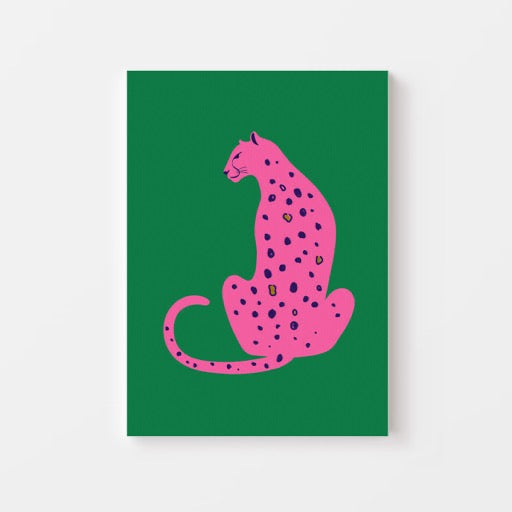 Deze Roze Luipaard Poster is een echte eyecatcher voor ieder interieur. De combinatie van een felroze luipaard met donkerblauwe stippen tegen een diepgroene achtergrond