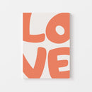 Breng een vleugje vrolijkheid en liefde in je interieur met de LOVE Poster. Het speelse, retro-geïnspireerde ontwerp in warme oranje tinten straalt positiviteit en energie uit. Perfect voor woonkamers, slaapkamers of creatieve werkplekken waar je een statement wilt maken.
