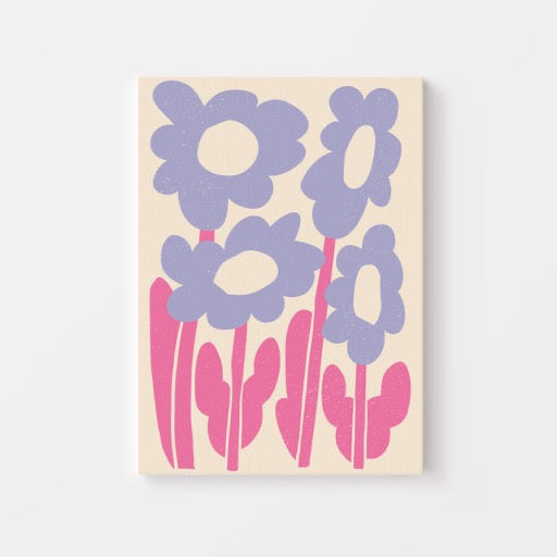 Geef je interieur een vrolijke en moderne look met deze kleurrijke bloemenposter. Het ontwerp toont speelse, paarsblauwe bloemen met felroze stelen en bladeren op een zachte beige achtergrond.