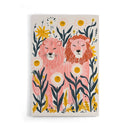 Breng een speelse en vrolijke sfeer in huis met deze kleurrijke poster van twee roze leeuwen tussen veldbloemen en madeliefjes. Het unieke, illustratieve ontwerp combineert krachtige dieren met zachte kleuren en past perfect in een modern, creatief interieur. Geprint op 250 grams premium satin papier voor een luxe uitstraling en heldere details – ideaal als eyecatcher voor elke muur.
