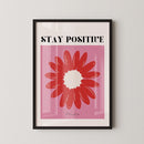 Laat je inspireren door deze vrolijke Stay Positive poster met een opvallende rode bloem op een roze achtergrond. Het speelse ontwerp en de motiverende tekst brengen kleur en positiviteit in elke ruimte. Geprint op 250 grams premium satin papier voor een luxe uitstraling en heldere details – perfect als eyecatcher in je woonkamer, kantoor of slaapkamer.