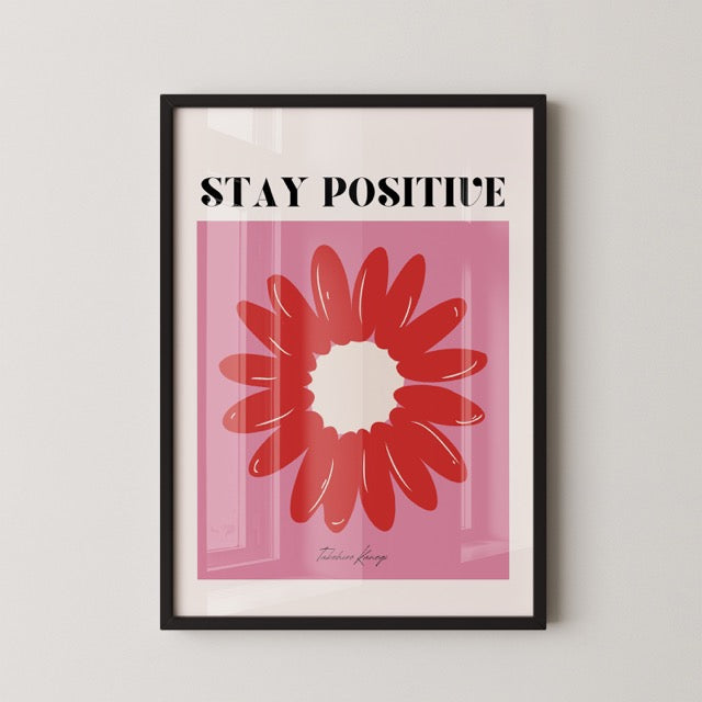 Laat je inspireren door deze vrolijke Stay Positive poster met een opvallende rode bloem op een roze achtergrond. Het speelse ontwerp en de motiverende tekst brengen kleur en positiviteit in elke ruimte. Geprint op 250 grams premium satin papier voor een luxe uitstraling en heldere details – perfect als eyecatcher in je woonkamer, kantoor of slaapkamer.