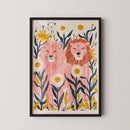 Breng een speelse en vrolijke sfeer in huis met deze kleurrijke poster van twee roze leeuwen tussen veldbloemen en madeliefjes. Het unieke, illustratieve ontwerp combineert krachtige dieren met zachte kleuren en past perfect in een modern, creatief interieur. Geprint op 250 grams premium satin papier voor een luxe uitstraling en heldere details – ideaal als eyecatcher voor elke muur.
