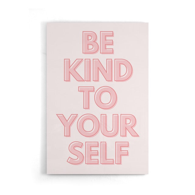 Geef je interieur een positieve boost met deze Be Kind To Yourself poster in zachte roze tinten. De minimalistische typografie en vriendelijke boodschap zorgen voor een rustige, inspirerende sfeer in elke ruimte. Geprint op 250 grams premium satin papier voor een luxe afwerking en heldere details – perfect voor in de woonkamer, slaapkamer of op kantoor.