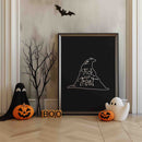 De illustratie toont een Eenvoudig, stijlvol en met een vleugje magie — de Trick or Treat Hat Poster van Walljar is een subtiele ode aan Halloween.&nbsp;De poster toont een witte illustratie van een tovenaarshoed op een diepzwarte achtergrond, met de speelse tekst “Trick or Treat” in sierlijke handlettering.