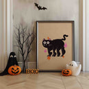 Breng een vleugje mysterie (én humor) in je interieur met de Halloween Black Cat Poster van Walljar! 