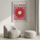Laat je inspireren door deze vrolijke Stay Positive poster met een opvallende rode bloem op een roze achtergrond. Het speelse ontwerp en de motiverende tekst brengen kleur en positiviteit in elke ruimte. Geprint op 250 grams premium satin papier voor een luxe uitstraling en heldere details – perfect als eyecatcher in je woonkamer, kantoor of slaapkamer.