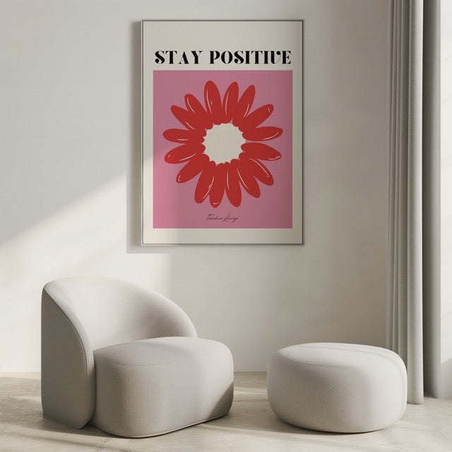 Laat je inspireren door deze vrolijke Stay Positive poster met een opvallende rode bloem op een roze achtergrond. Het speelse ontwerp en de motiverende tekst brengen kleur en positiviteit in elke ruimte. Geprint op 250 grams premium satin papier voor een luxe uitstraling en heldere details – perfect als eyecatcher in je woonkamer, kantoor of slaapkamer.