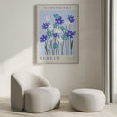 Breng een vleugje Europese flair in huis met de Berlin Flower Market Poster. Dit minimalistische ontwerp met blauwe en witte bloemen straalt frisheid en elegantie uit, perfect voor een Scandinavisch of modern interieur. Een tijdloze print die een rustige en stijlvolle sfeer toevoegt aan je woonkamer, slaapkamer of kantoor.