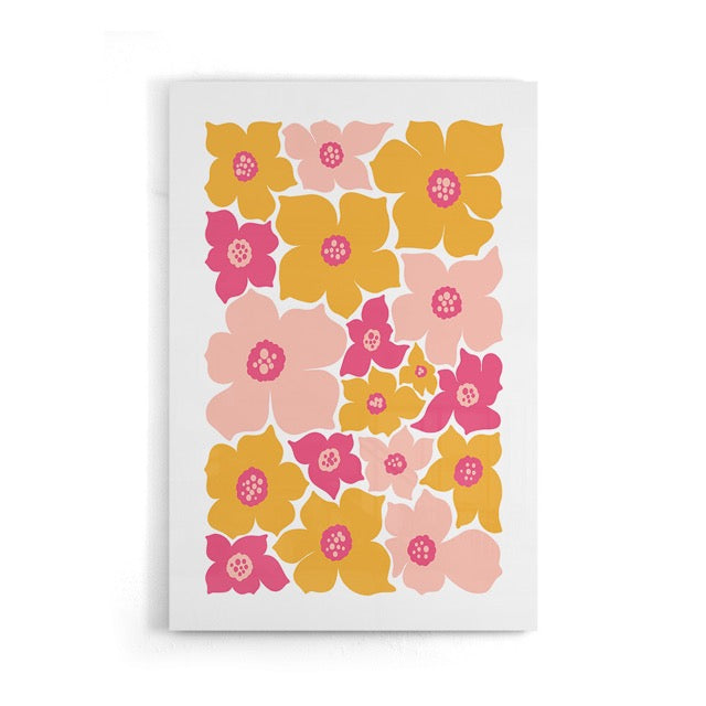 Breng vrolijke retro vibes in huis met deze kleurrijke bloemenposter in roze, geel en zachtroze tinten. Het grafische, speelse ontwerp zorgt voor een frisse en zomerse look en past perfect in een modern, creatief interieur. Geprint op 250 grams premium satin papier voor een luxe uitstraling en haarscherpe details – ideaal als eyecatcher voor elke muur.
