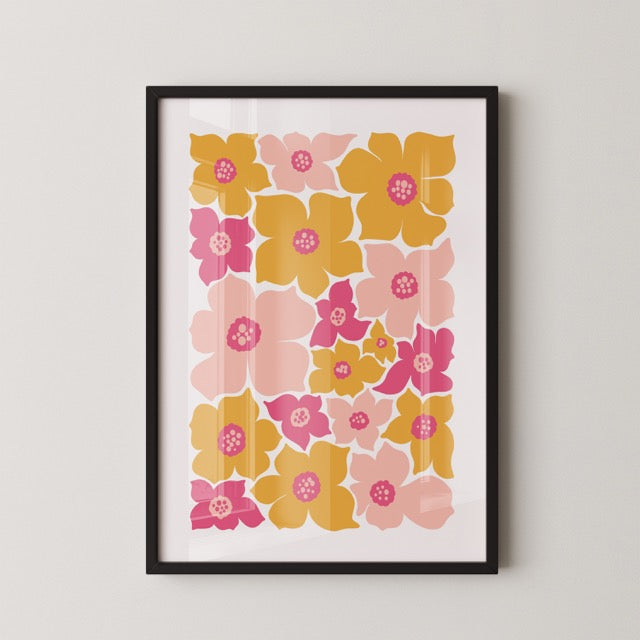 Breng vrolijke retro vibes in huis met deze kleurrijke bloemenposter in roze, geel en zachtroze tinten. Het grafische, speelse ontwerp zorgt voor een frisse en zomerse look en past perfect in een modern, creatief interieur. Geprint op 250 grams premium satin papier voor een luxe uitstraling en haarscherpe details – ideaal als eyecatcher voor elke muur.