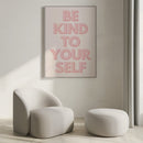 Geef je interieur een positieve boost met deze Be Kind To Yourself poster in zachte roze tinten. De minimalistische typografie en vriendelijke boodschap zorgen voor een rustige, inspirerende sfeer in elke ruimte. Geprint op 250 grams premium satin papier voor een luxe afwerking en heldere details – perfect voor in de woonkamer, slaapkamer of op kantoor.