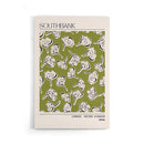 Voeg een trendy en grafische touch toe aan je interieur met deze Southbank London poster uit 2024. Het speelse patroon van abstracte bloemen in crème op een olijfgroene achtergrond geeft een moderne, creatieve uitstraling aan elke muur. Geprint op 250 grams premium satin papier voor een luxe afwerking en haarscherpe details – ideaal voor liefhebbers van eigentijdse wanddecoratie met een stedelijk tintje.