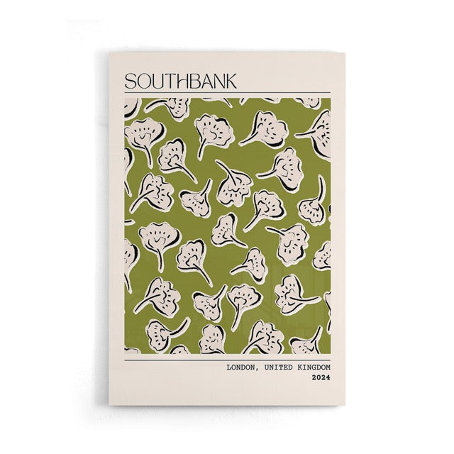 Voeg een trendy en grafische touch toe aan je interieur met deze Southbank London poster uit 2024. Het speelse patroon van abstracte bloemen in crème op een olijfgroene achtergrond geeft een moderne, creatieve uitstraling aan elke muur. Geprint op 250 grams premium satin papier voor een luxe afwerking en haarscherpe details – ideaal voor liefhebbers van eigentijdse wanddecoratie met een stedelijk tintje.