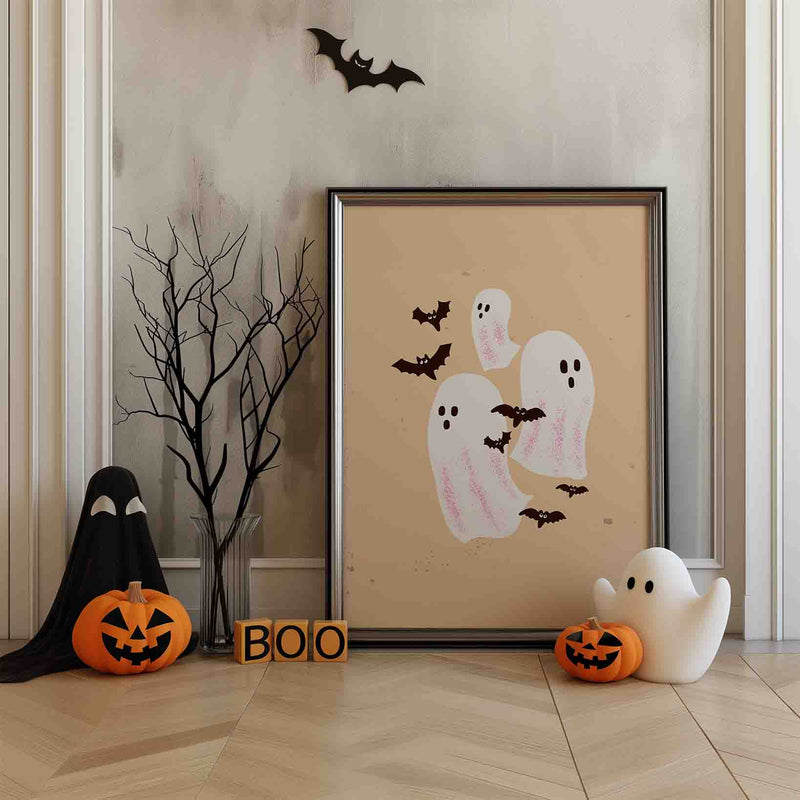 De poster toont drie schattige spookjes die zweven tussen nieuwsgierige vleermuizen, allemaal op een warme beige achtergrond met een subtiele vintage structuur.