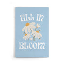 Geef je interieur een frisse en optimistische uitstraling met deze All in Bloom poster. Het vrolijke ontwerp met witte madeliefjes op een zachte blauwe achtergrond en retro typografie brengt een zomerse, feel-good sfeer in elke ruimte. Geprint op 250 grams premium satin papier voor een luxe afwerking en haarscherpe details – ideaal voor liefhebbers van bloemenposters en positieve wanddecoratie.