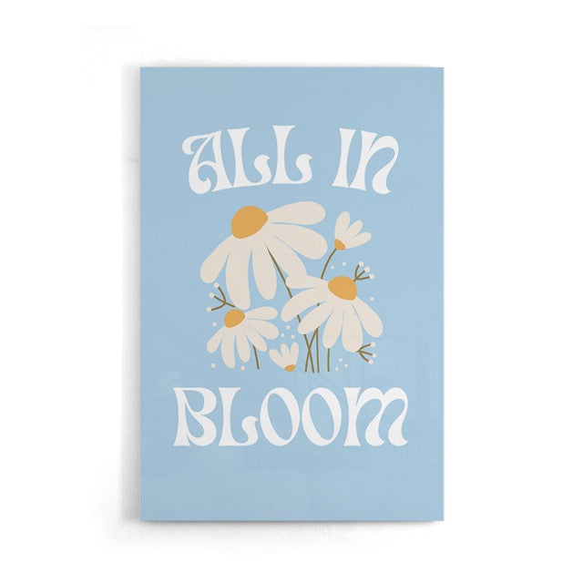 Geef je interieur een frisse en optimistische uitstraling met deze All in Bloom poster. Het vrolijke ontwerp met witte madeliefjes op een zachte blauwe achtergrond en retro typografie brengt een zomerse, feel-good sfeer in elke ruimte. Geprint op 250 grams premium satin papier voor een luxe afwerking en haarscherpe details – ideaal voor liefhebbers van bloemenposters en positieve wanddecoratie.