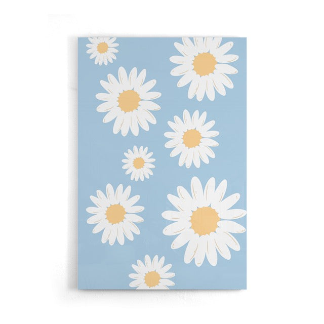 Breng een frisse en zomerse sfeer in huis met deze poster vol witte madeliefjes op een zachte blauwe achtergrond. Het speelse patroon straalt vrolijkheid en lichtheid uit en past perfect in een modern, Scandinavisch of boho interieur. Geprint op 250 grams premium satin papier voor een luxe afwerking en heldere details – ideaal voor liefhebbers van bloemenposters en frisse wanddecoratie.