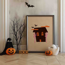 De Halloween Haunted House Poster van Walljar brengt een vleugje mysterie en stijl in huis.&nbsp;De minimalistische illustratie toont een donker spookhuis met oranje ramen, omringd door kale roze bomen en vliegende vleermuizen tegen een warme beige achtergrond.