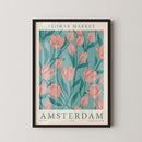 Breng een vleugje Hollandse charme in je interieur met de Flower Market – Amsterdam Poster. Deze art print toont een prachtig patroon van zachtroze tulpen tegen een turquoise achtergrond – een ode aan de iconische bloemenmarkten van Amsterdam. Perfect om sfeer en kleur toe te voegen aan je woonkamer, keuken of werkruimte.
