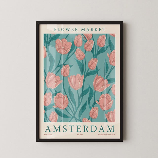 Breng een vleugje Hollandse charme in je interieur met de Flower Market – Amsterdam Poster. Deze art print toont een prachtig patroon van zachtroze tulpen tegen een turquoise achtergrond – een ode aan de iconische bloemenmarkten van Amsterdam. Perfect om sfeer en kleur toe te voegen aan je woonkamer, keuken of werkruimte.
