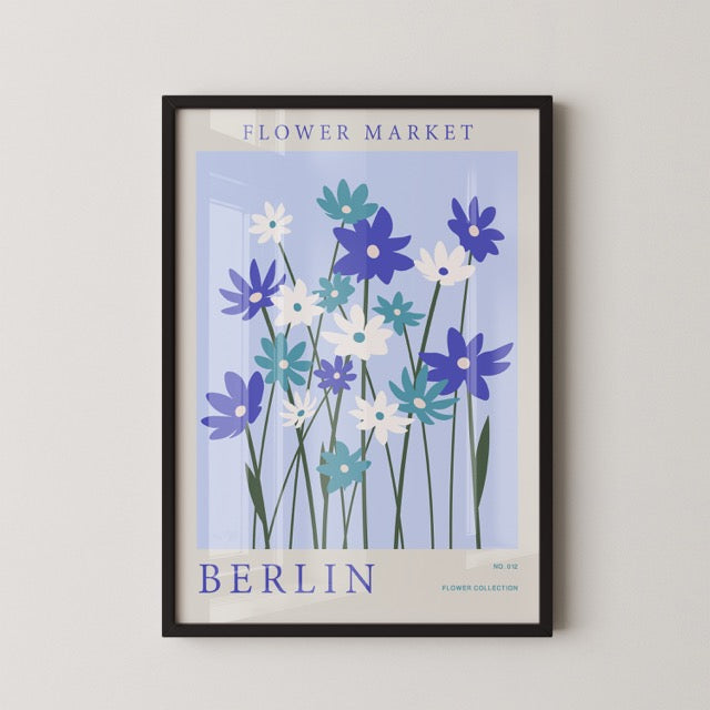 Breng een vleugje Europese flair in huis met de Berlin Flower Market Poster. Dit minimalistische ontwerp met blauwe en witte bloemen straalt frisheid en elegantie uit, perfect voor een Scandinavisch of modern interieur. Een tijdloze print die een rustige en stijlvolle sfeer toevoegt aan je woonkamer, slaapkamer of kantoor.