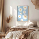 Breng een frisse en zomerse sfeer in huis met deze poster vol witte madeliefjes op een zachte blauwe achtergrond. Het speelse patroon straalt vrolijkheid en lichtheid uit en past perfect in een modern, Scandinavisch of boho interieur. Geprint op 250 grams premium satin papier voor een luxe afwerking en heldere details – ideaal voor liefhebbers van bloemenposters en frisse wanddecoratie.