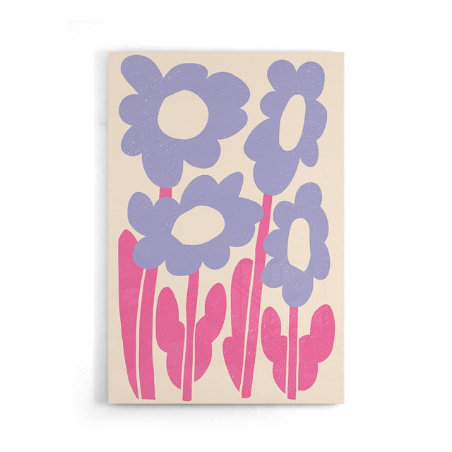 Geef je interieur een vrolijke en moderne look met deze kleurrijke bloemenposter. Het ontwerp toont speelse, paarsblauwe bloemen met felroze stelen en bladeren op een zachte beige achtergrond.