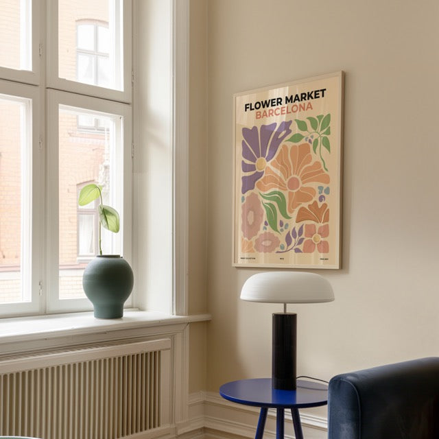 Breng een vleugje zomerse sfeer in huis met deze kleurrijke Flower Market Barcelona poster. Het speelse ontwerp met abstracte bloemen in zachte pastelkleuren en retro typografie geeft je interieur een frisse en trendy uitstraling. Geprint op 250 grams premium satin papier voor een luxe afwerking en heldere details – perfect voor liefhebbers van botanische en grafische wanddecoratie.
