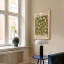 Voeg een trendy en grafische touch toe aan je interieur met deze Southbank London poster uit 2024. Het speelse patroon van abstracte bloemen in crème op een olijfgroene achtergrond geeft een moderne, creatieve uitstraling aan elke muur. Geprint op 250 grams premium satin papier voor een luxe afwerking en haarscherpe details – ideaal voor liefhebbers van eigentijdse wanddecoratie met een stedelijk tintje.
