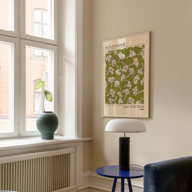 Voeg een trendy en grafische touch toe aan je interieur met deze Southbank London poster uit 2024. Het speelse patroon van abstracte bloemen in crème op een olijfgroene achtergrond geeft een moderne, creatieve uitstraling aan elke muur. Geprint op 250 grams premium satin papier voor een luxe afwerking en haarscherpe details – ideaal voor liefhebbers van eigentijdse wanddecoratie met een stedelijk tintje.