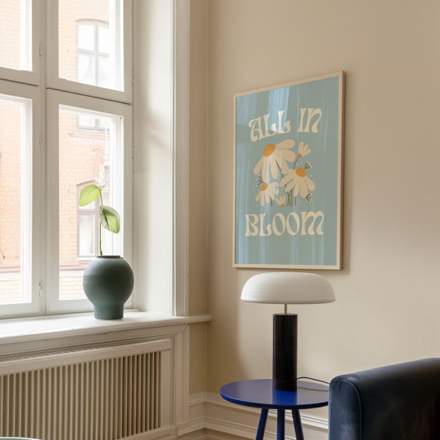 Geef je interieur een frisse en optimistische uitstraling met deze All in Bloom poster. Het vrolijke ontwerp met witte madeliefjes op een zachte blauwe achtergrond en retro typografie brengt een zomerse, feel-good sfeer in elke ruimte. Geprint op 250 grams premium satin papier voor een luxe afwerking en haarscherpe details – ideaal voor liefhebbers van bloemenposters en positieve wanddecoratie.